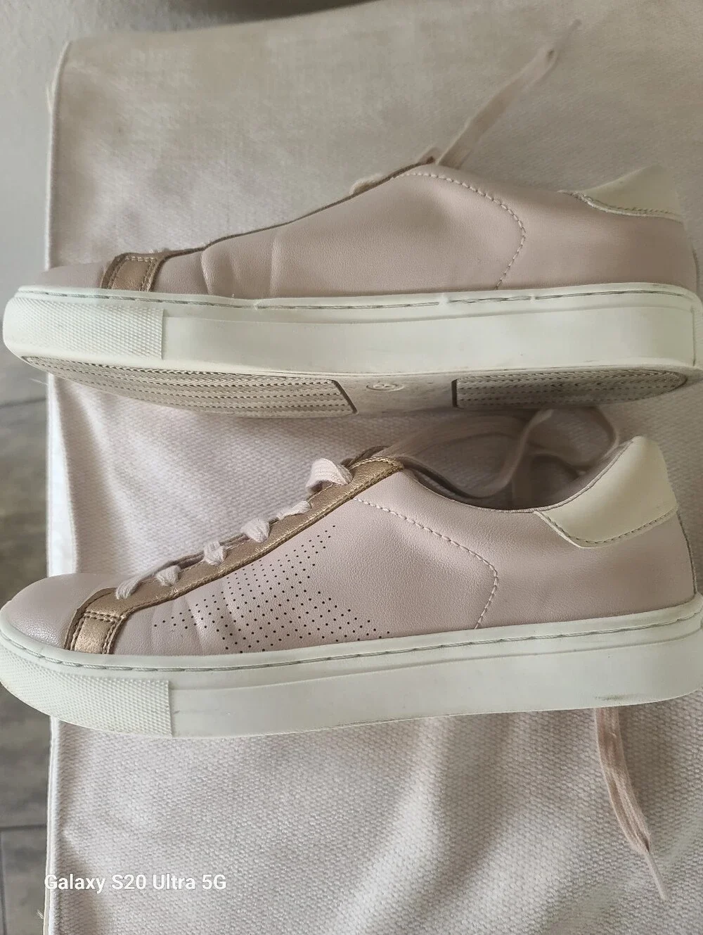 Universal Thread Blush Pink Sneakers with Gold Trim Size 8